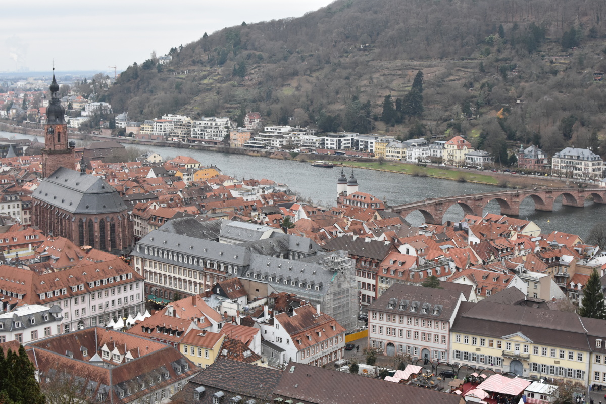 据说海德堡大学是德国第一所大学培养了多名诺贝尔奖获得者一条河从