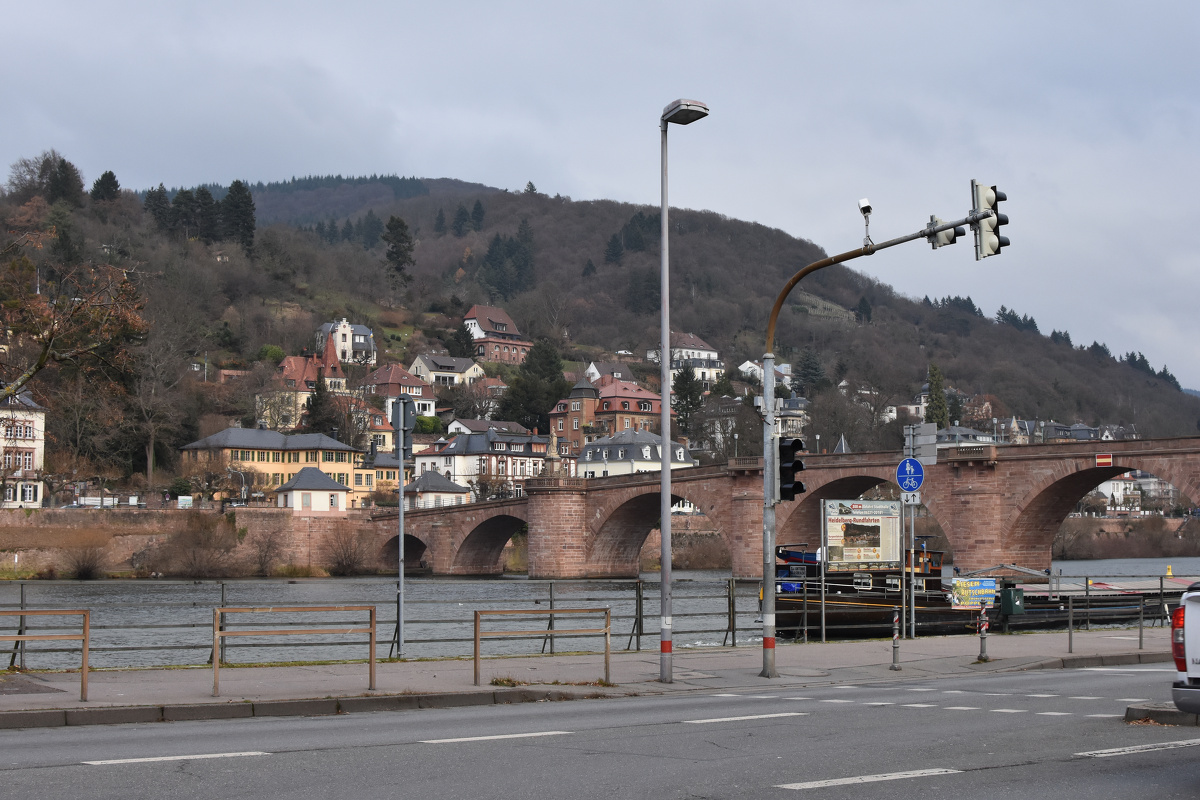 据说海德堡大学是德国第一所大学培养了多名诺贝尔奖获得者一条河从