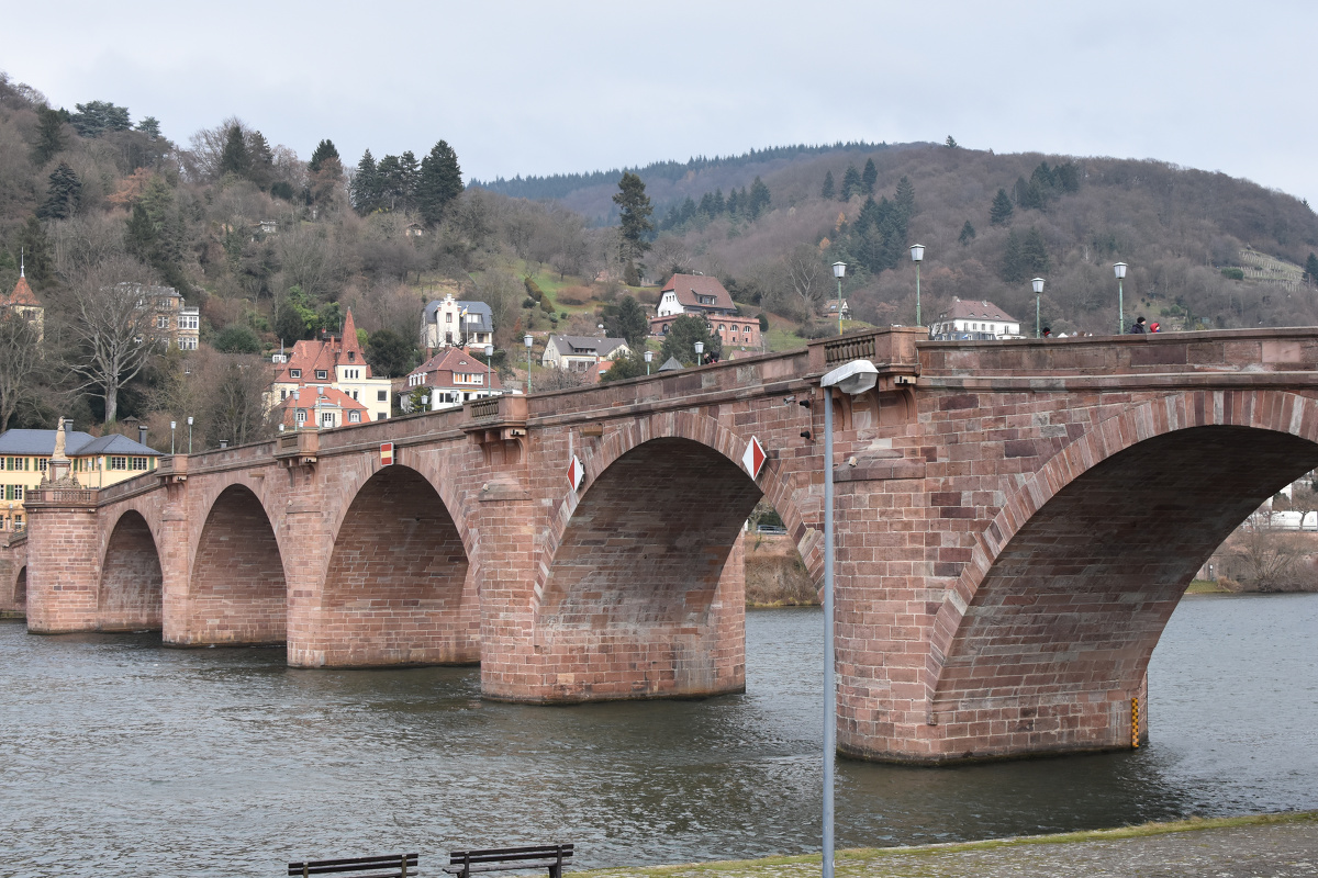 据说海德堡大学是德国第一所大学培养了多名诺贝尔奖获得者一条河从