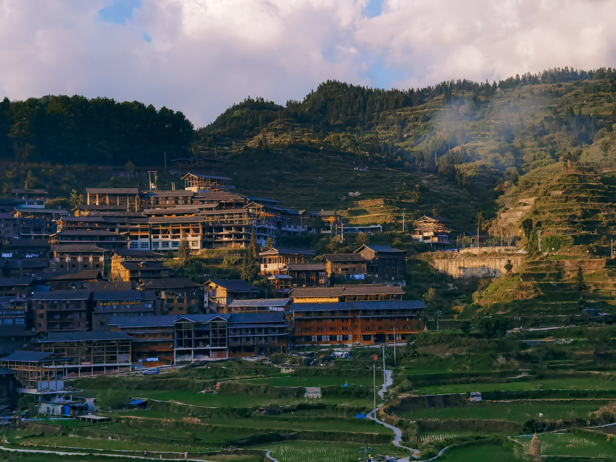 云亭山上万家灯火阑珊处