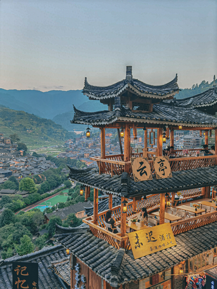 云亭山上万家灯火阑珊处