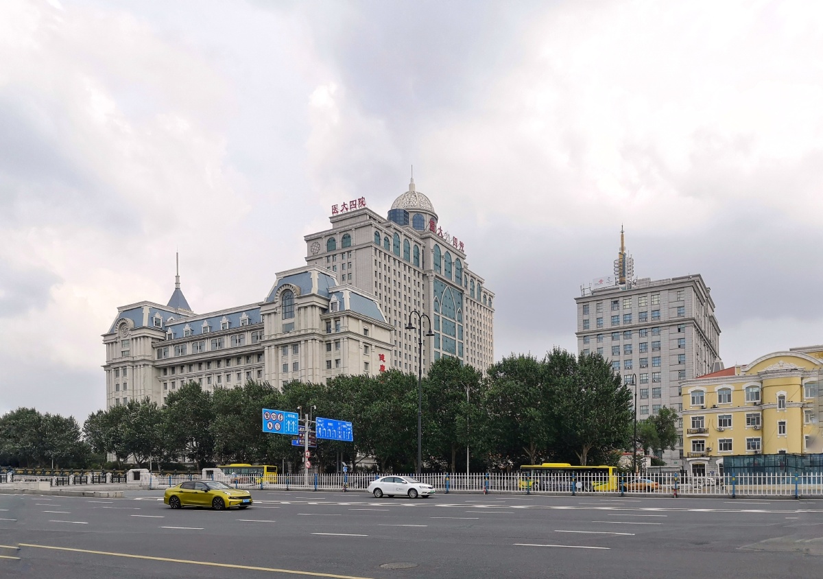 建筑远观医大四院建筑还是很有气派无论是原始建筑还是现代建筑结合在