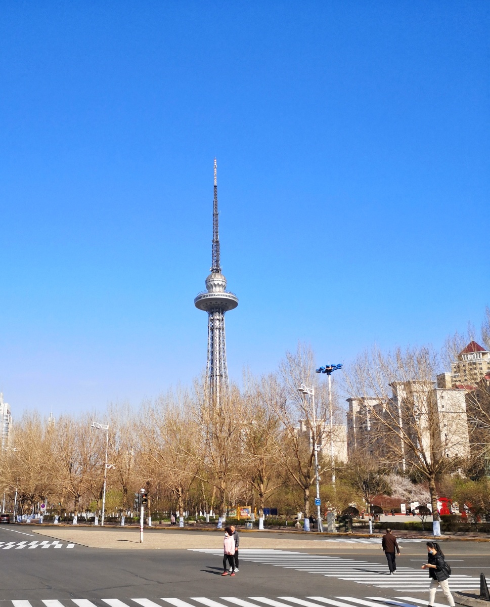 龙塔座落在哈尔滨长江路上的龙塔是亚洲第一塔