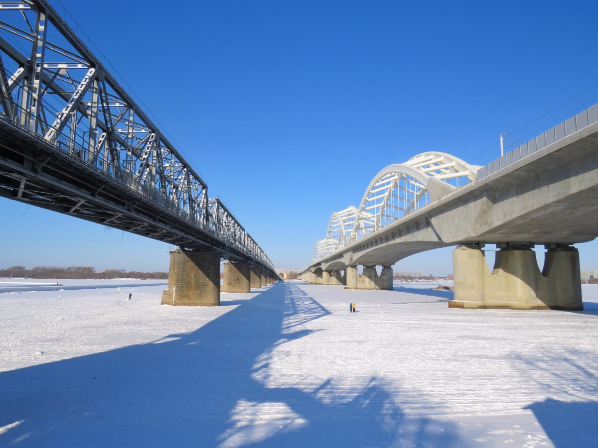 铁路桥横跨在松花江上的新老铁路桥一个完成了新中国初期及改革开放的