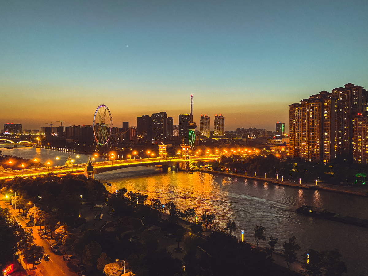 夜幕下的江苏南通城市夜景一隅碧波荡漾船儿穿梭流光溢彩