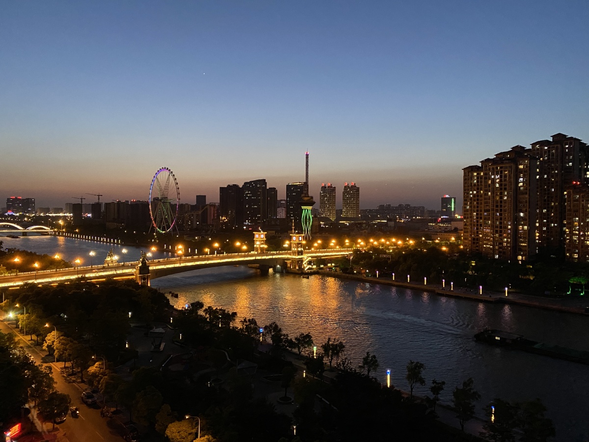 夜幕下的江苏南通城市夜景一隅碧波荡漾船儿穿梭流光溢彩