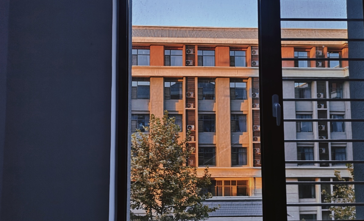 宿舍楼梯旁的窗户