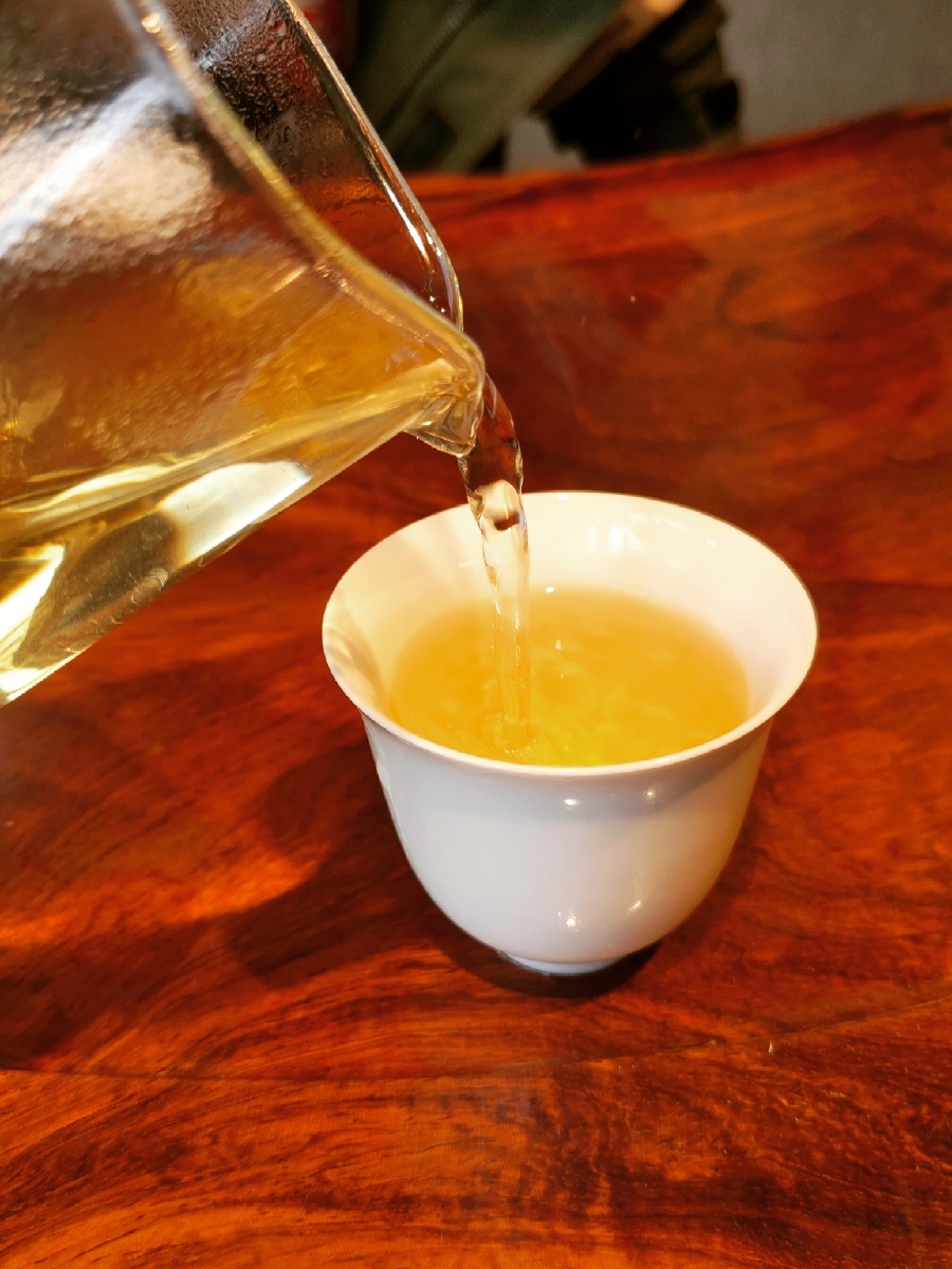 以一盏茶为你祝福在黄昏风起时有人问你衣可暖在夜深人静时有人念你梦