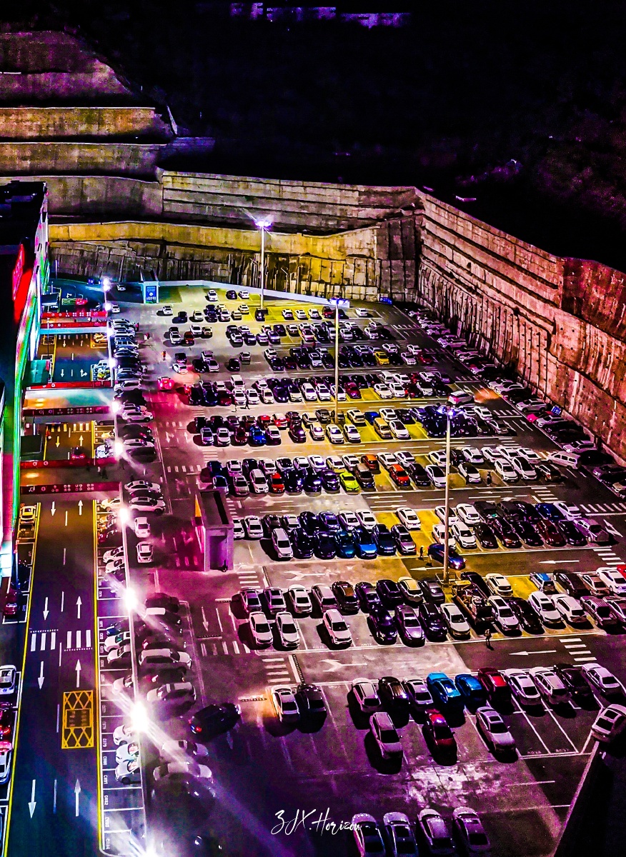 赛博朋克风的停车场会有未来的感觉吗