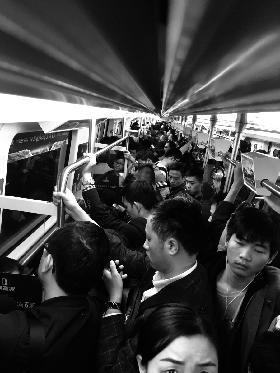 在拥挤的地铁上孤独的站着 在不是自己的城市里孤独的活着