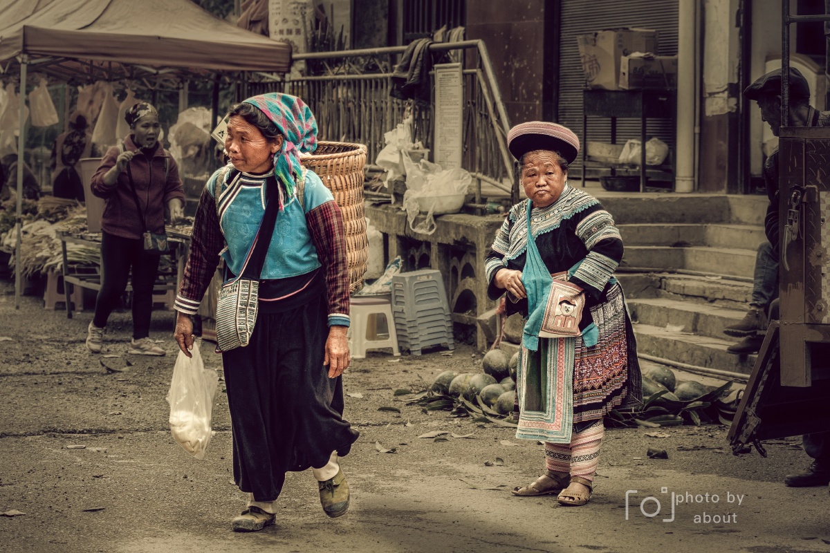 场景每逢赶集日周边苗瑶彝少数民族族就聚集铁路上人间烟火人生百态转