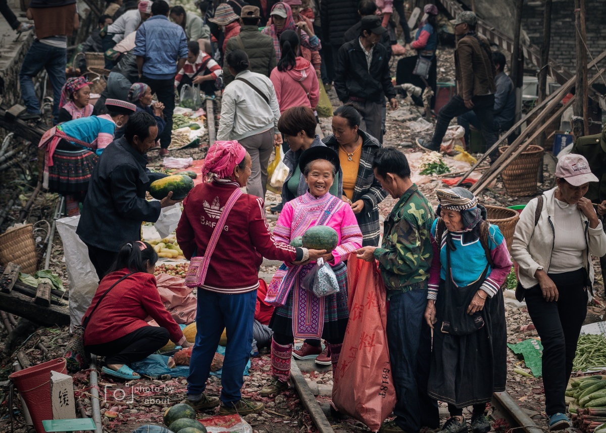 每逢赶集日,周边苗瑶彝少数民族族就聚集铁路上,人间烟火,人生百态转