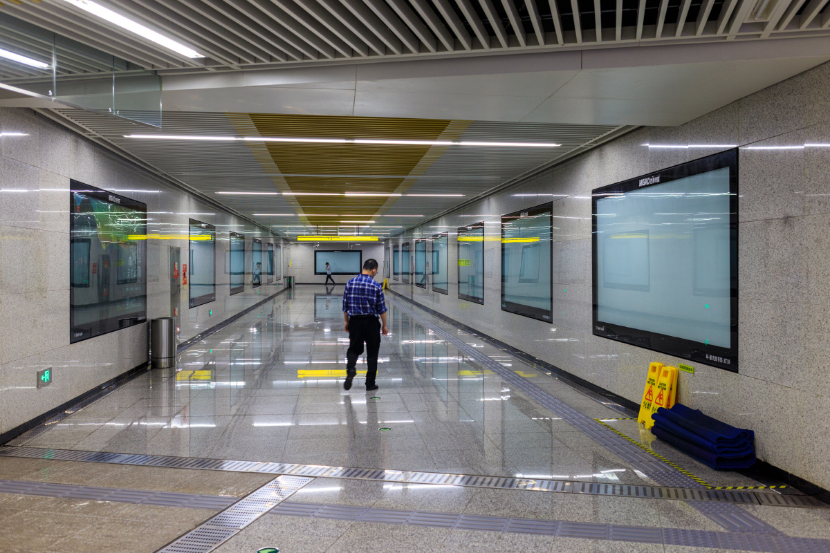 11,重庆.在重庆图书馆地下通道穿行的行人.