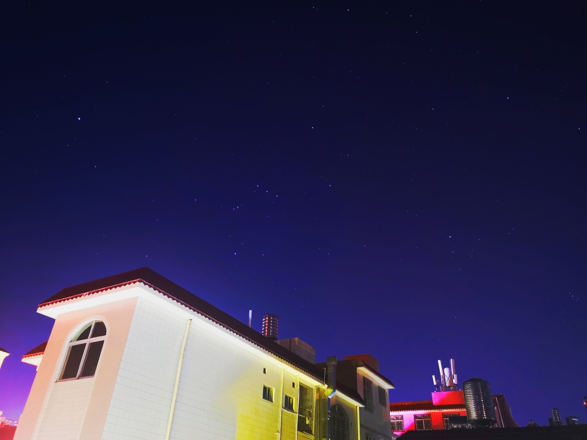 楼顶上的星空 .