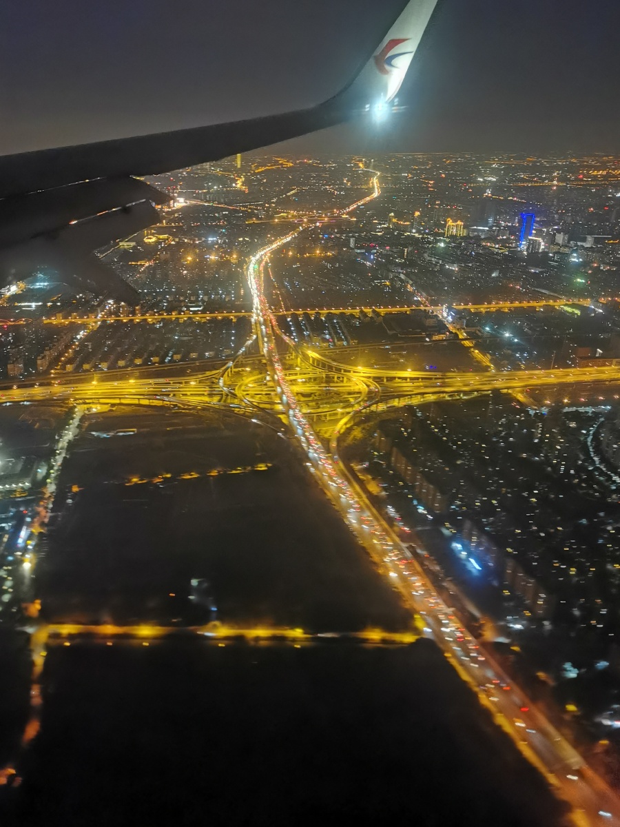 飞机上俯瞰大地万家灯火交织出一个繁华的城市