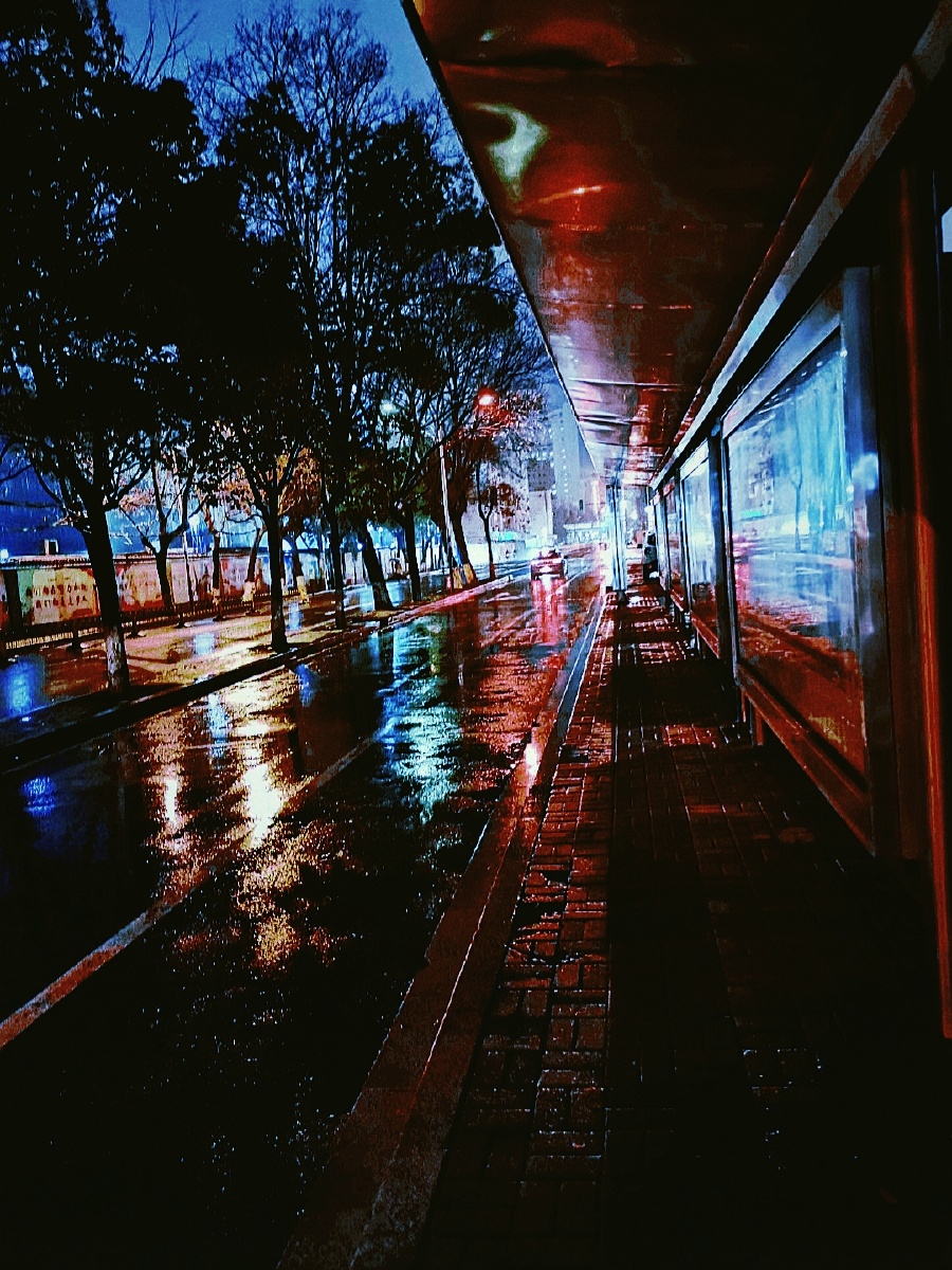 晚上的公交站台