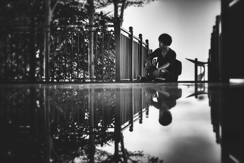 我看着你<br />
你看着天<br />
我愿意等你<br />
你已经远去