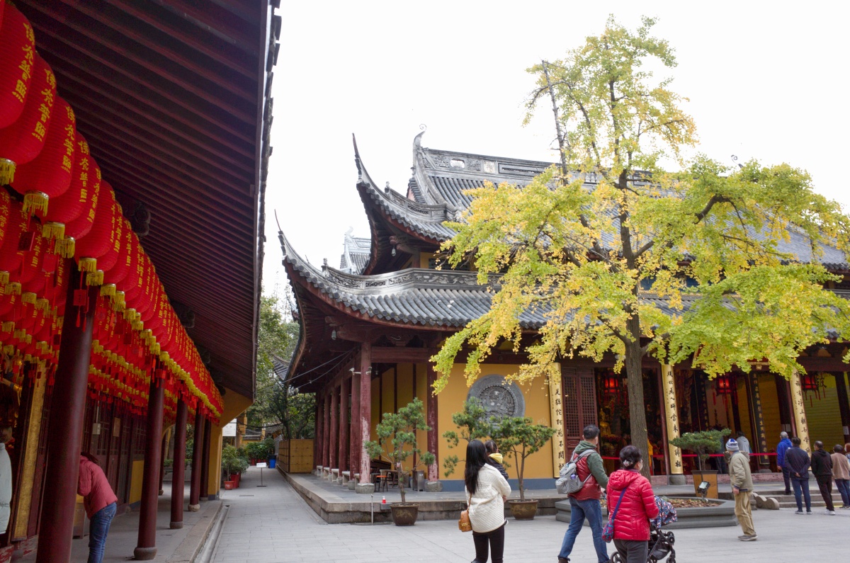 【龙华寺】位于上海市上海县龙华镇,黄浦江西岸.