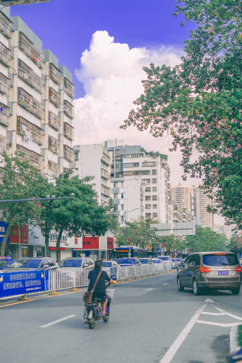 天空是蔚蓝色窗外有千纸鹤