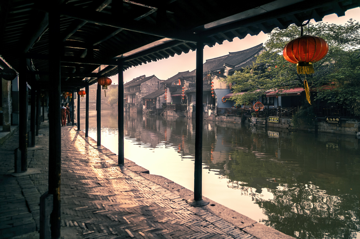 西塘烟雨长廊红灯笼