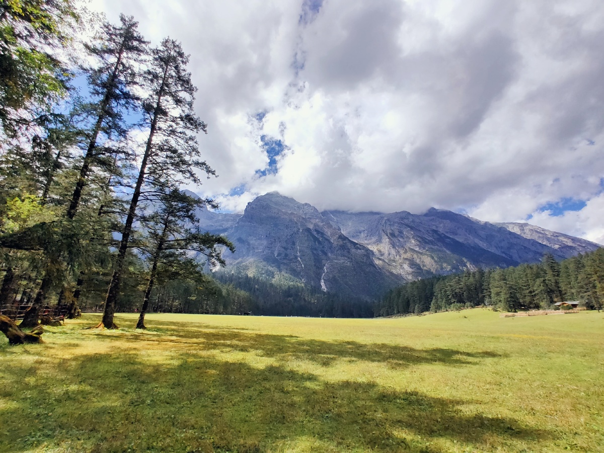 广角仰拍玉龙雪山