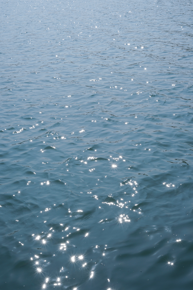 波光粼粼的湖面太美好啦