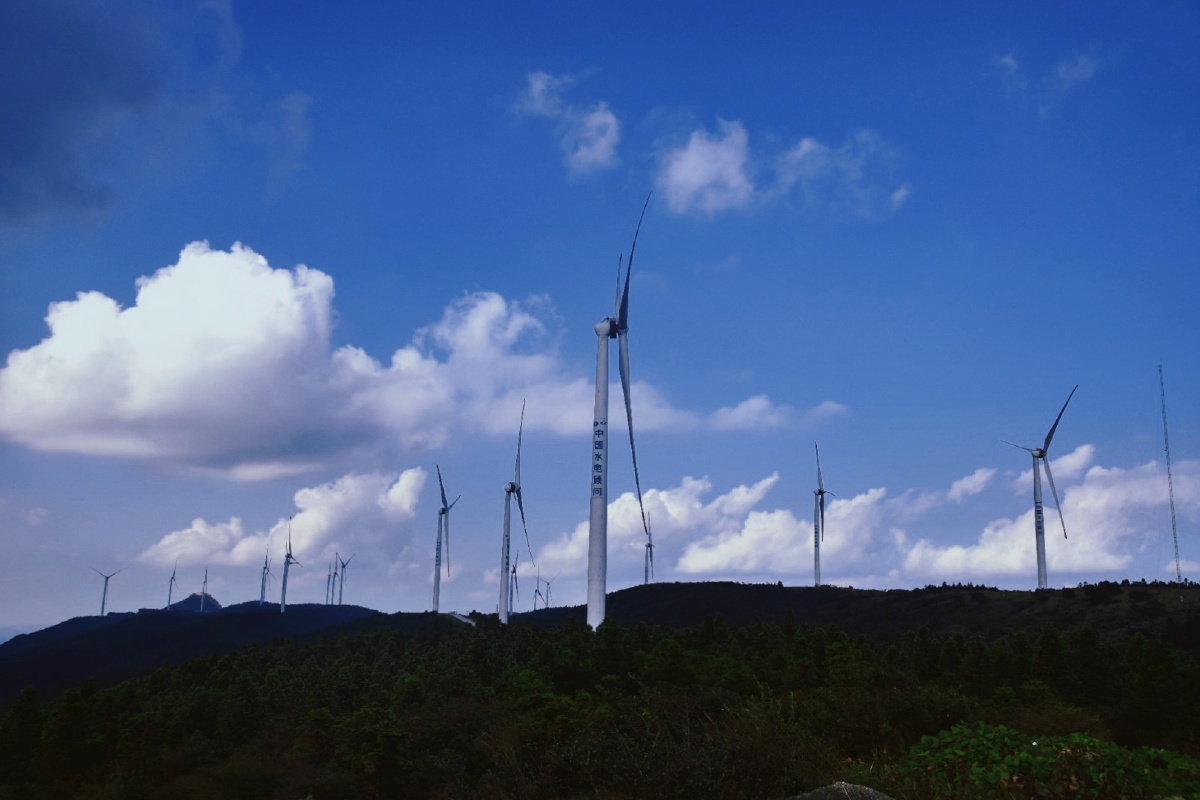 爬上山顶吹吹风