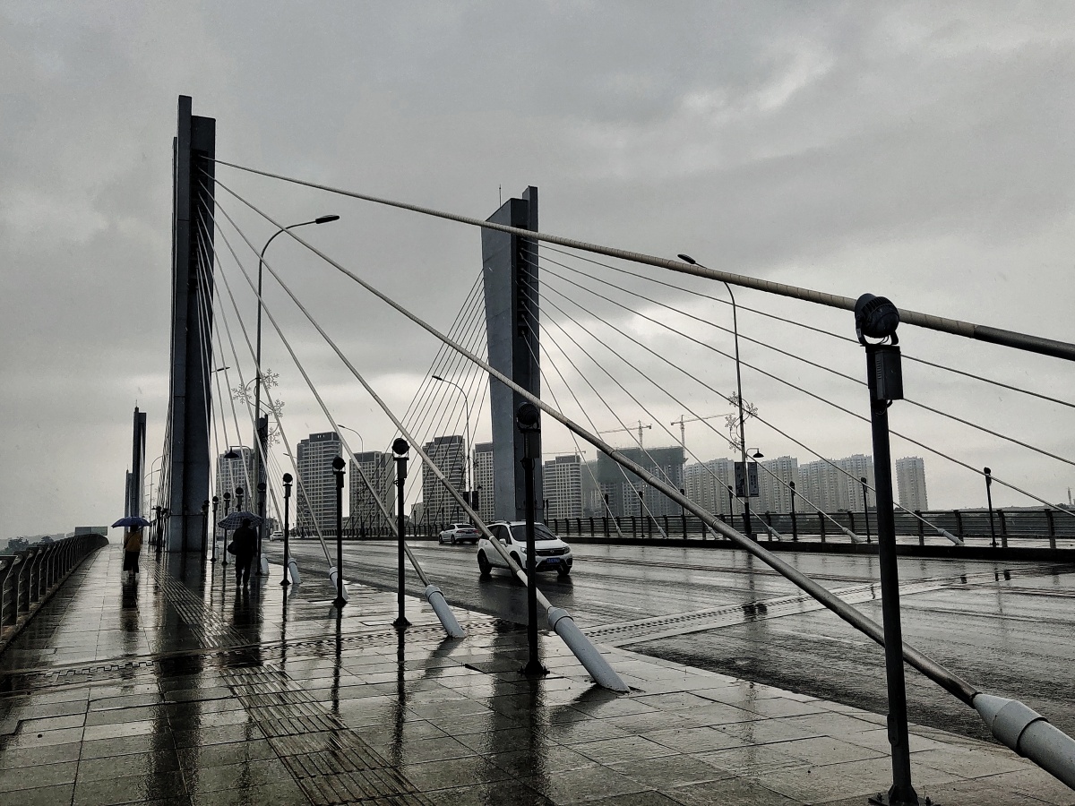雨天的桥面
