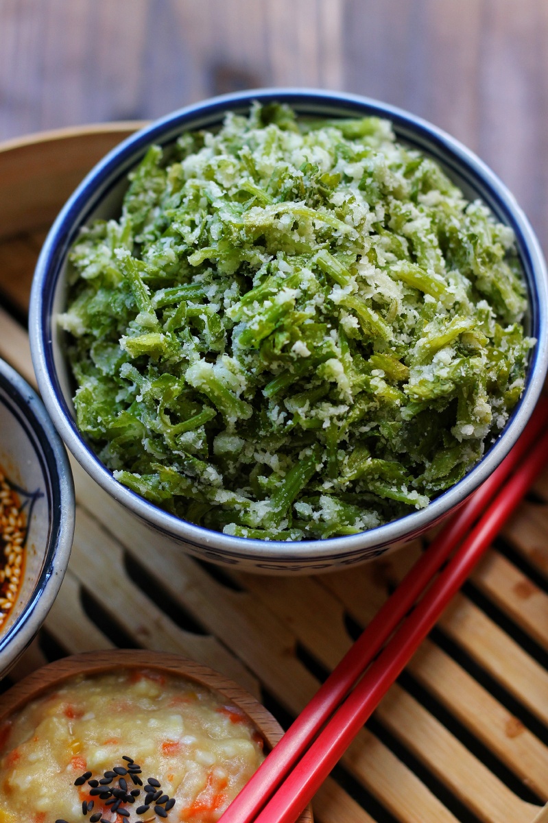 午餐芹菜麦饭土豆泥买了一把小香芹杆子炒肉了剩下的芹菜叶洗净一把