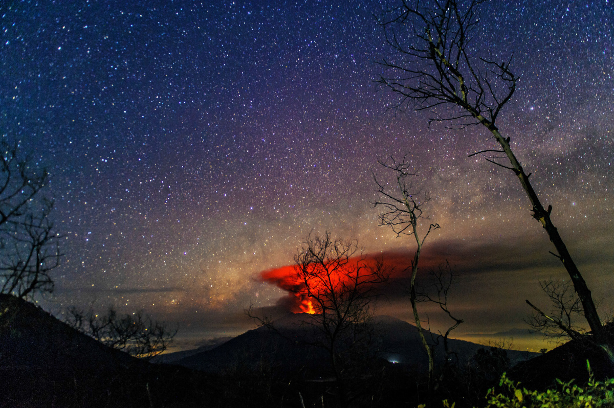 夜空下的拉翁火山喷发行星的燃烧恒星的燃烧是怎样一副情景