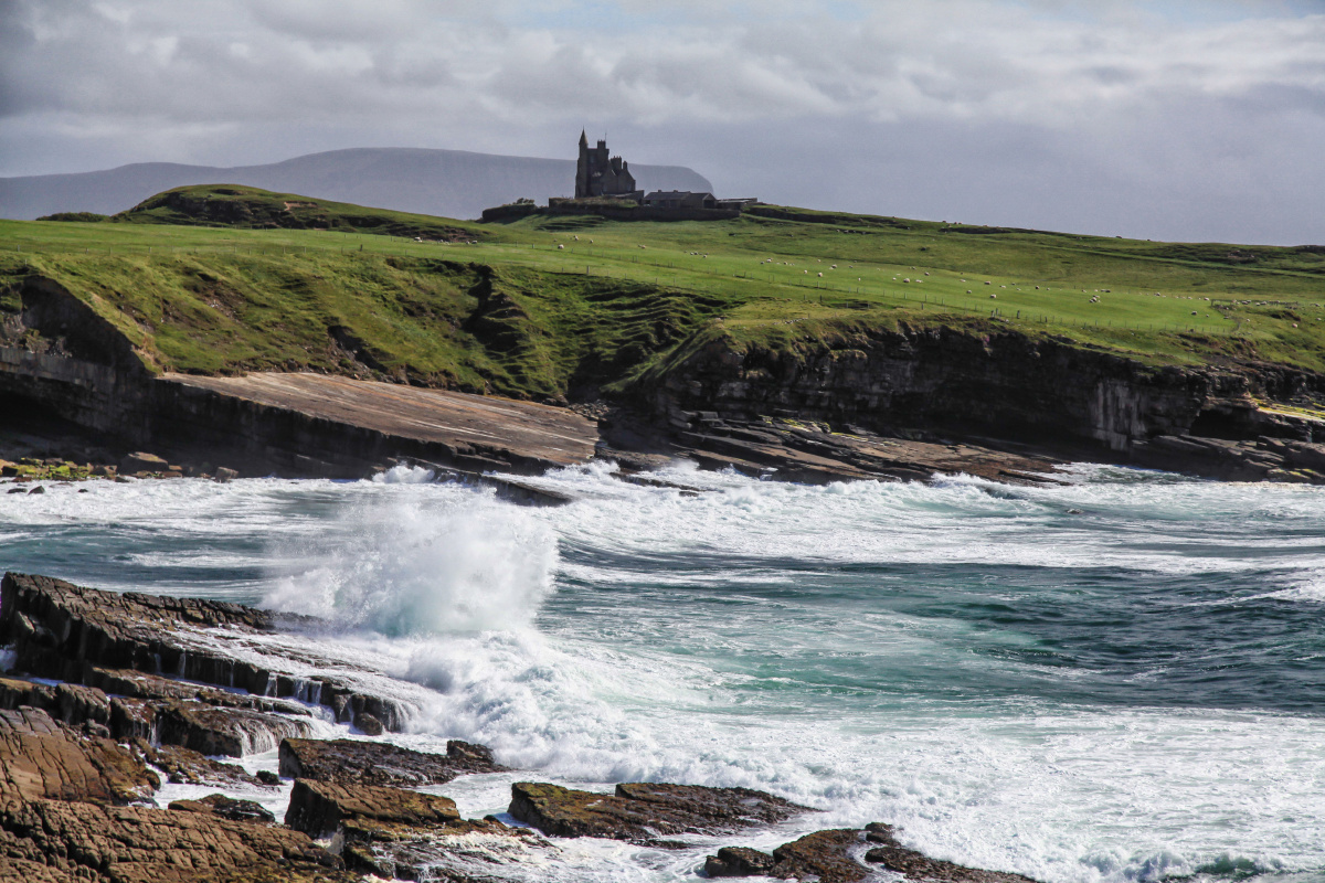 《权力的游戏》里拜拉席恩家族的根据地是风息堡,storms end.