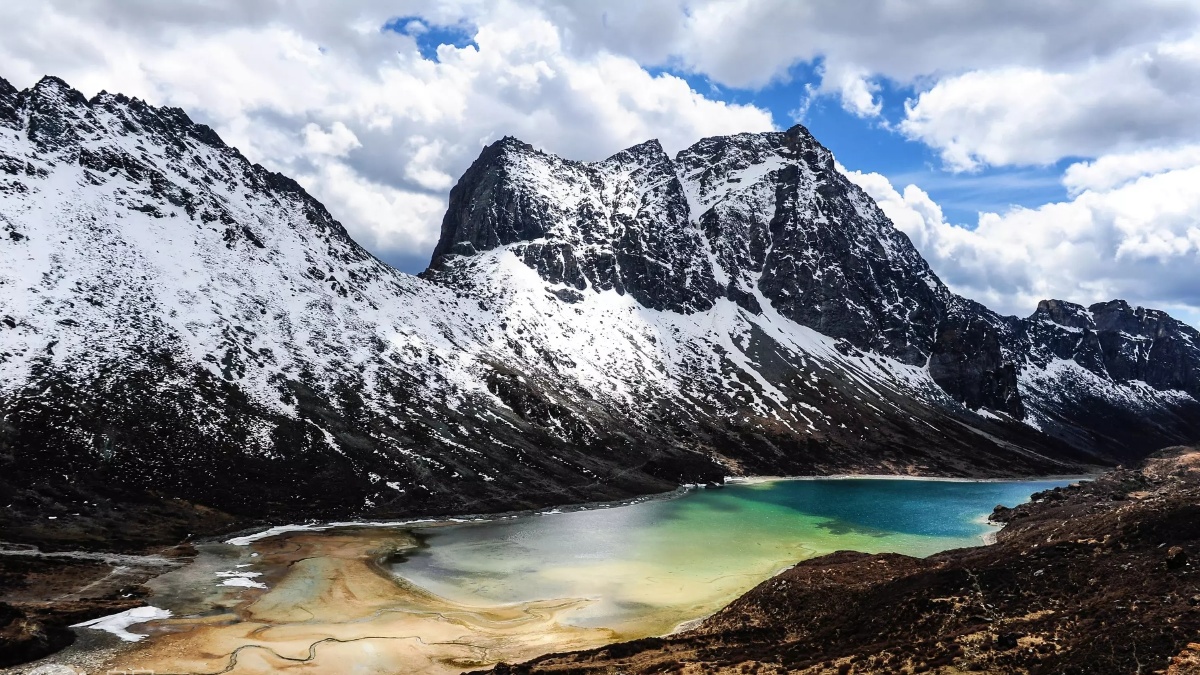 高海拔湖泊过了牛奶海之后翻过垭口就会看到蛇湖勒西错色彩非常神奇