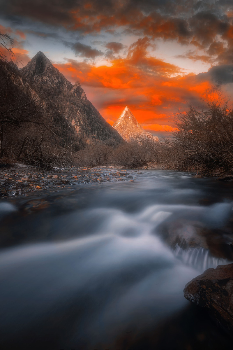 夜幕降临前晚霞映衬下的雪山