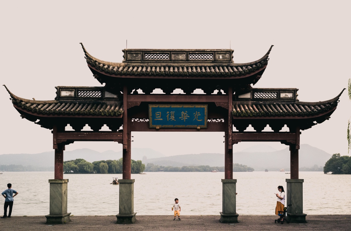 孤山寺北贾亭西,水面初平云脚低.