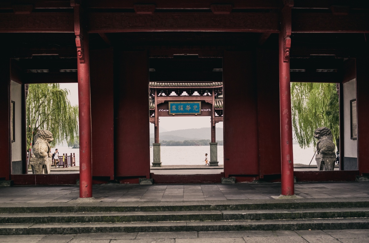 孤山寺北贾亭西,水面初平云脚低.