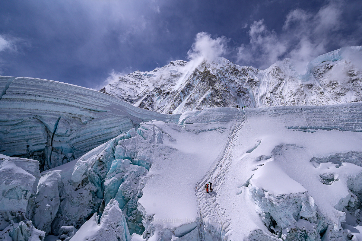 昆布冰川 (khumbuglacier),是一条长17公里的冰川河流,发源于洛子壁约
