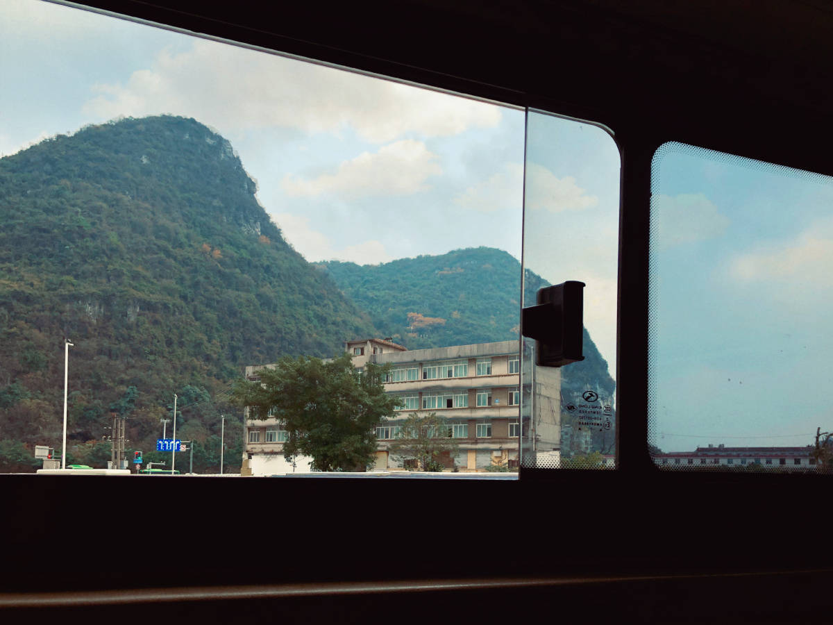公交车车窗外