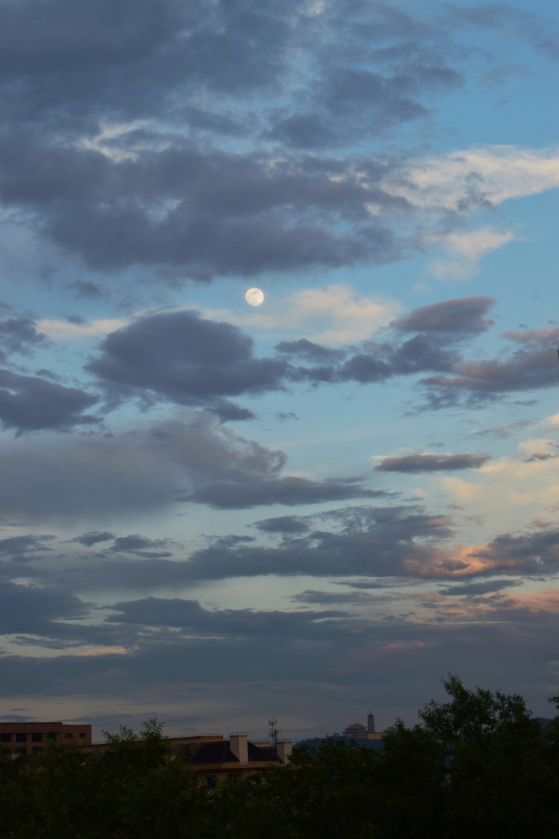 分享云和月乌云正在消散