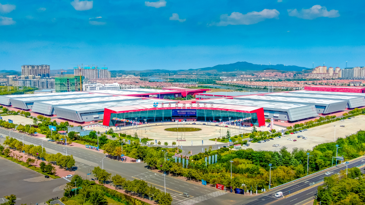 青岛即墨国际博览中心鸟瞰图及正面图