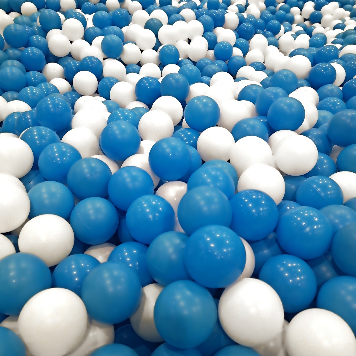 蓝白色色海洋球