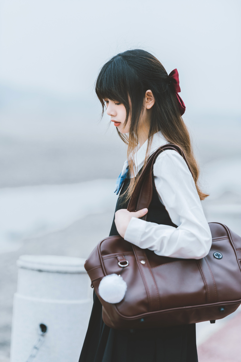 2:背上包包,感觉像放学后的少女 3:裙子:白糖少女 4:无爱沙漏jk工作室