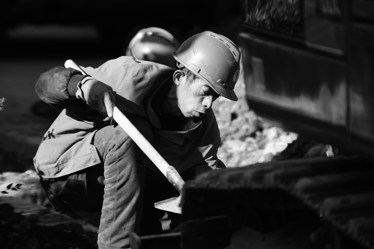 和居民能早日吃上南水北调的自来水工人师傅国庆节加班施工铺设管道