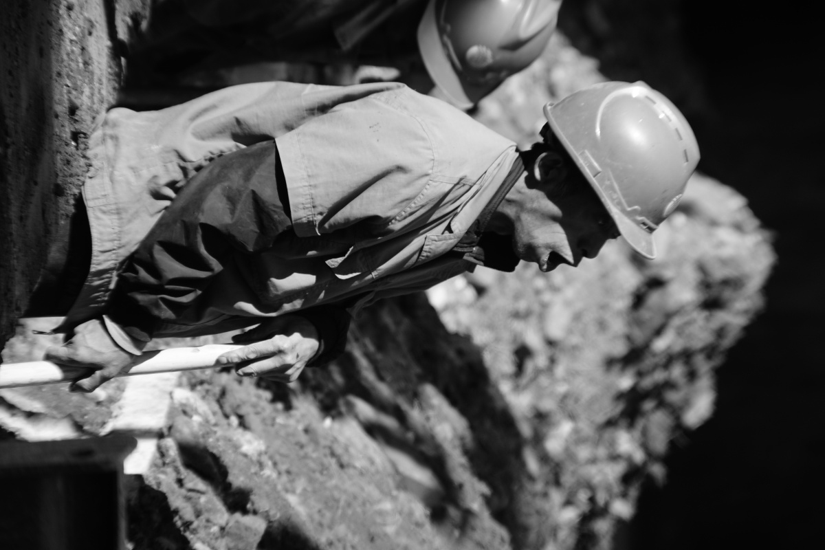 和居民能早日吃上南水北调的自来水工人师傅国庆节加班施工铺设管道
