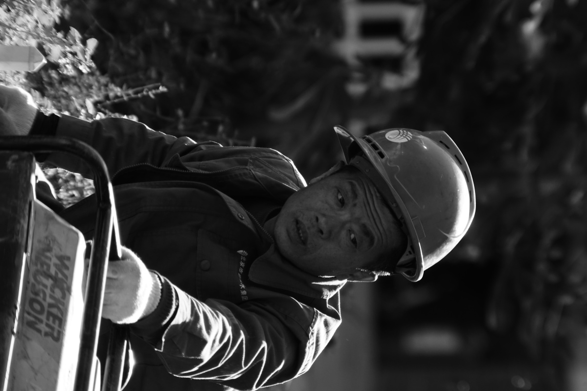 和居民能早日吃上南水北调的自来水工人师傅国庆节加班施工铺设管道