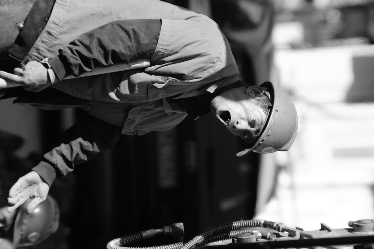 和居民能早日吃上南水北调的自来水工人师傅国庆节加班施工铺设管道