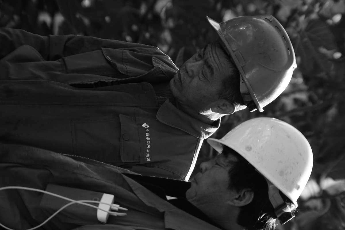 和居民能早日吃上南水北调的自来水工人师傅国庆节加班施工铺设管道