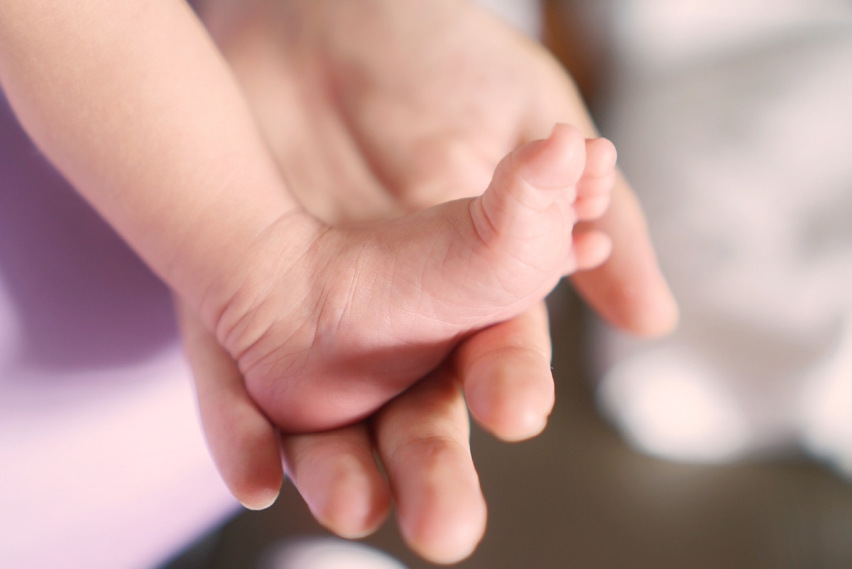 熊妈妈托着六一宝宝的小脚丫