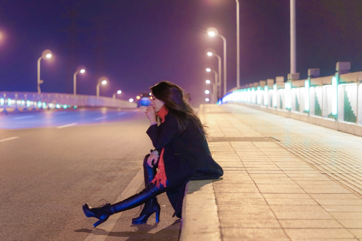 夜风,徘徊在城市边缘!