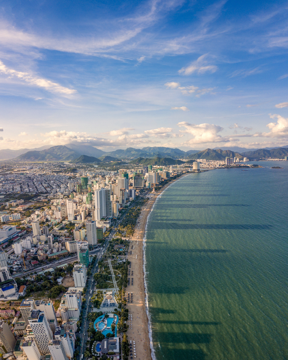 越南芽庄市海岸线航拍高视角