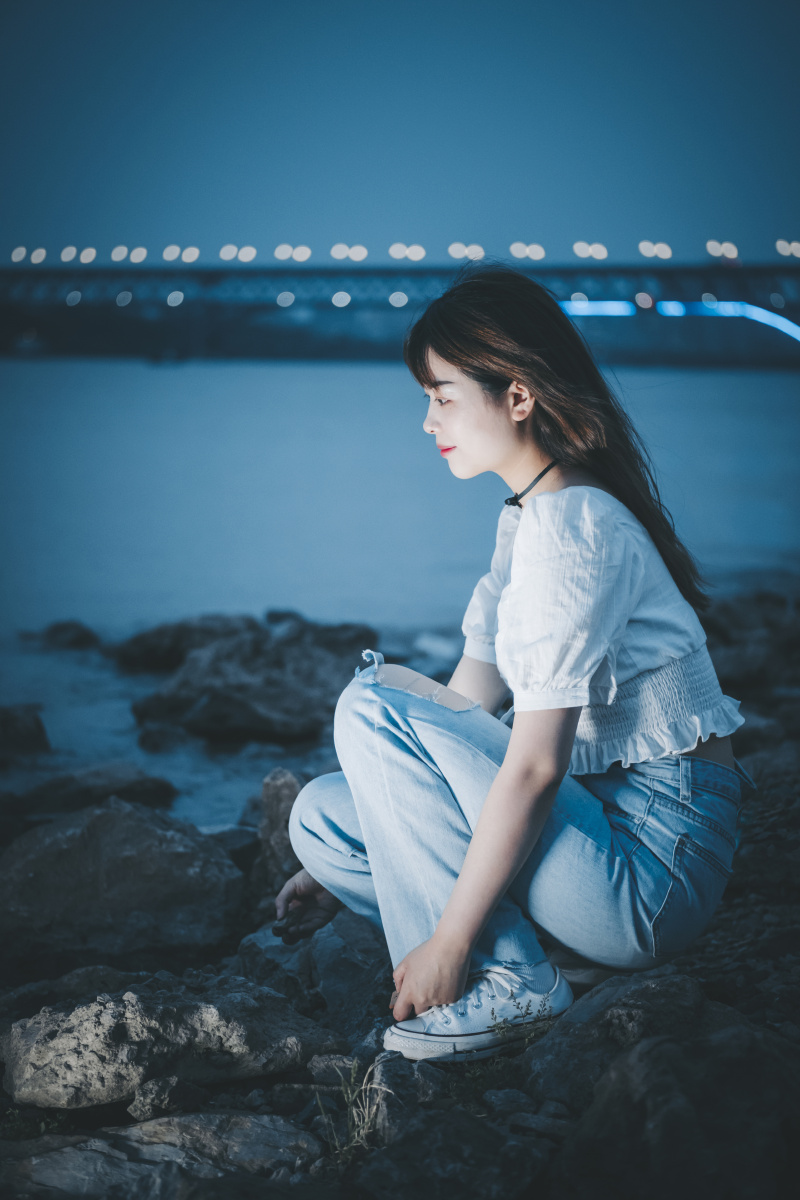 静谧的夜晚安静的少女photobytern